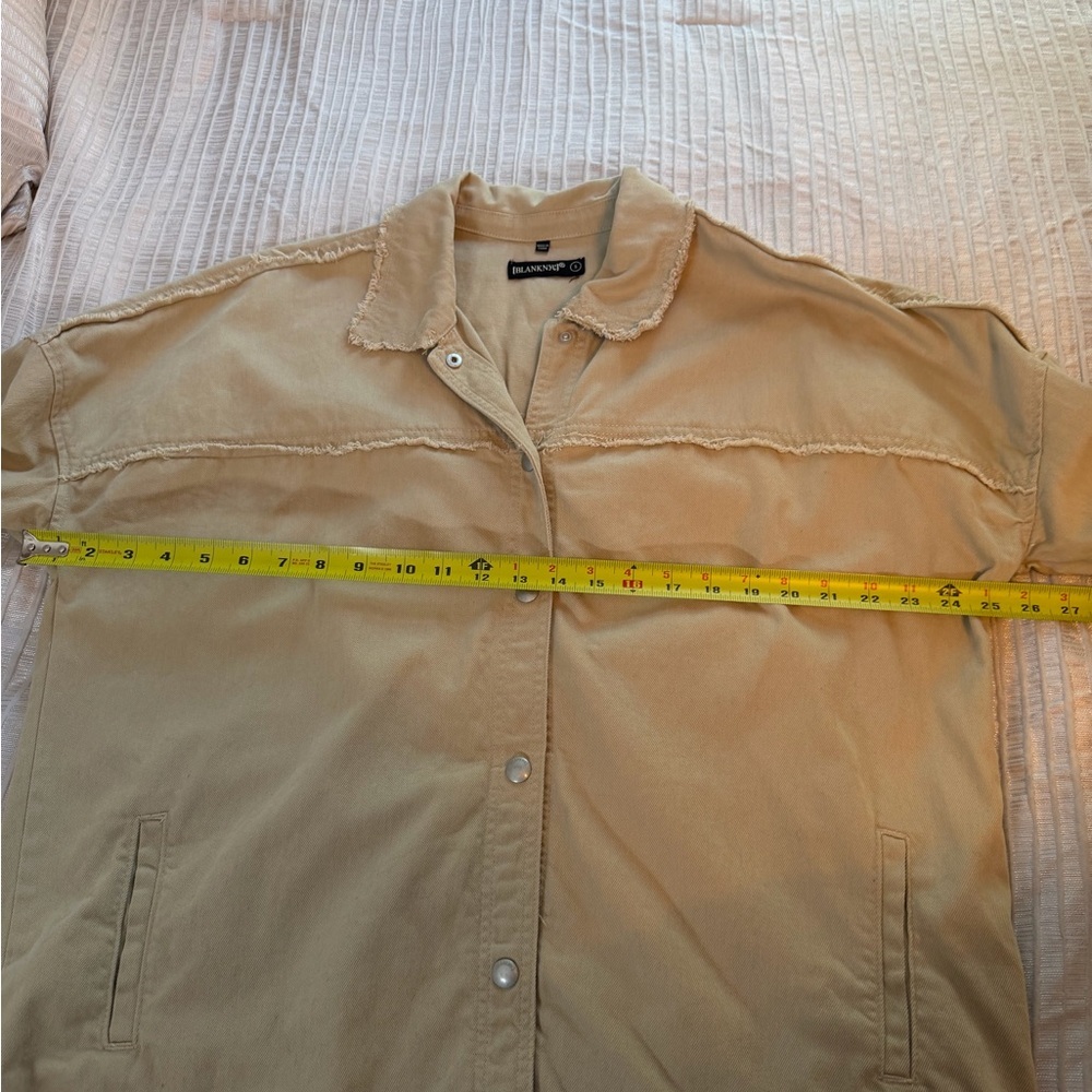 BLANKNYC Beige Cropped Raw Hem Jacket NWOT Snap Front Overshirt Size S - Picture 5 of 10